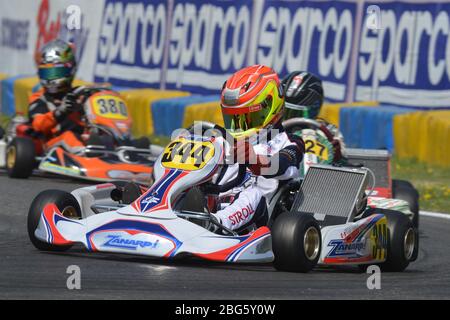 Course point Formule 1 pilote lance se promener pendant sa carrière de karting. Banque D'Images