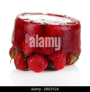 Fraise gelée dans la glace isolée sur blanc Banque D'Images