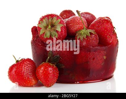 Fraise gelée dans la glace isolée sur blanc Banque D'Images