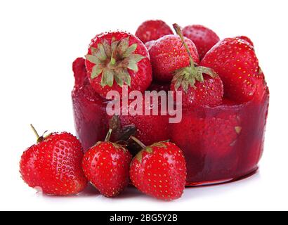 Fraise gelée dans la glace isolée sur blanc Banque D'Images