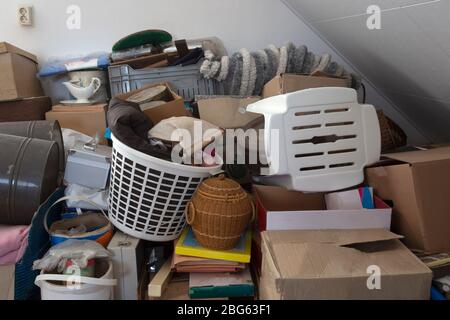 Pile de ferraille dans une maison, la pile de matériel de ménage de la salle de hoider doit être dépourvue Banque D'Images