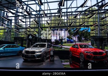 BMW X3M gris, BMW X4M rouge et M 5 bleu. BMW Welt, Munich, Allemagne, mars 2020 Banque D'Images