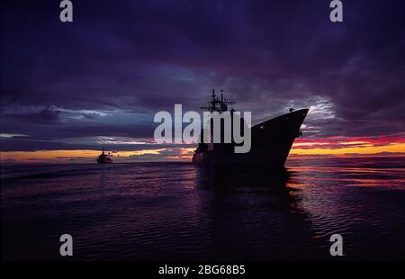 USS Anzio (CG 68), un croiseur de classe Ticonderoga (Aegis) de la marine américaine, au crépuscule, tout en opérant dans les Minches au large de la côte ouest de l'Écosse lors d'un rendez-vous avec une frégate de classe Oslo de la marine norvégienne Banque D'Images