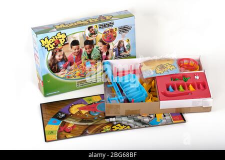 Gros plan sur le dos de la boîte Hasbro Mouse piège jeu de plateau et des pièces prêtes à être assembledh Banque D'Images