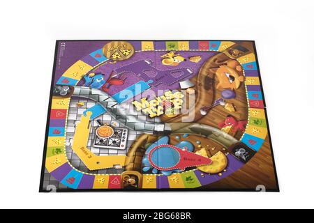 Gros plan sur le plateau de jeu Hasbro Mouse Trap prêt pour les pièces de jeu à y être assemblées Banque D'Images