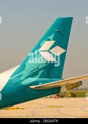 VÉRONE, ITALIE - SEPTEMBRE 2018 : fin d'un jet Air Dolomiti Embraer 195 à l'aéroport de Vérone. Banque D'Images