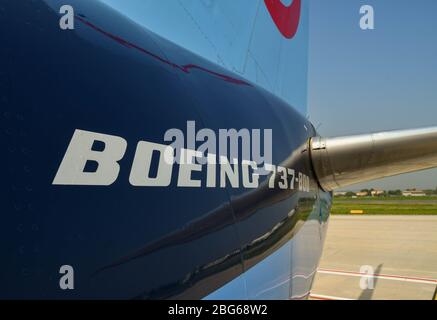 VÉRONE, ITALIE - SEPTEMBRE 2018 : vue rapprochée du lettrage sur un Boeing 737-800 exploité par TUI à l'aéroport de Vérone. Banque D'Images