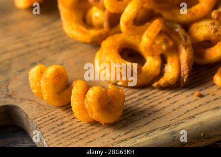 Frites maison assaisonnées à la curly avec Ketchup Banque D'Images