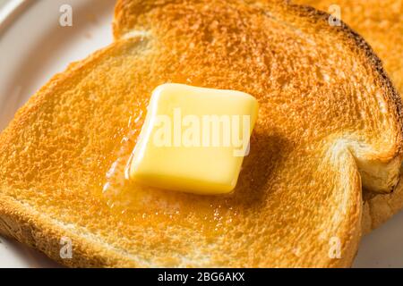 Toast chaud fait maison pour le petit déjeuner sur une plaque Banque D'Images