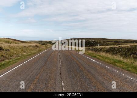 Vide route de haute-terre en Écosse près du Kyle de langue qui fait partie de la route célèbre dans le monde, la Côte nord 500. Banque D'Images