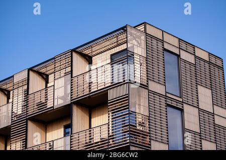 Bâtiment en bois. Architecture moderne avec fond bleu ciel. Copenhague, Danemark - 17 avril 2020. Banque D'Images