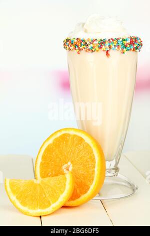 Délicieux milk-shake sur la table sur fond clair Banque D'Images