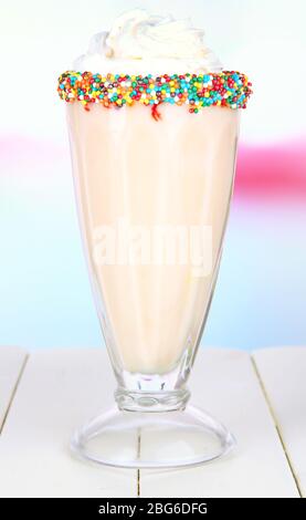 Délicieux milk-shake sur la table sur fond clair Banque D'Images