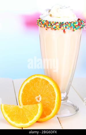 Délicieux milk-shake sur la table sur fond clair Banque D'Images
