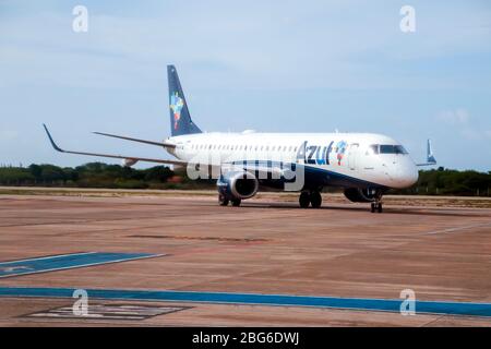 Cruz, ce / Brésil - 2020-01-23: Embraer 195 avion de la compagnie aérienne Azul à l'aéroport Comandante Ariston Pessoa, Jericoacoara. Banque D'Images