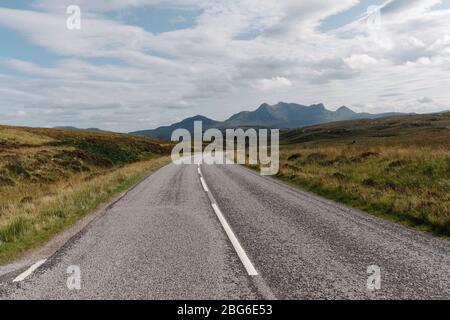 Vide route de haute-terre en Écosse près du Kyle de langue qui fait partie de la route célèbre dans le monde, la Côte nord 500. Banque D'Images