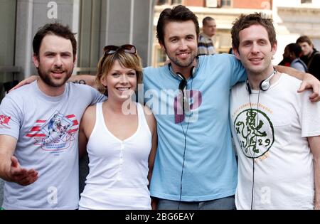 Charlie Day, Mary Elizabeth Ellis, Rob McElhenney et Glenn Howerton filmant « il est toujours ensoleillé à Philadelphie » sur place en face de l'hôtel de ville de Philadelphie, Pennsylvanie, le 6 juin 2008.Credit: Scott Weiner/MediaPunch Banque D'Images