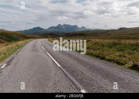 Vide route de haute-terre en Écosse près du Kyle de langue qui fait partie de la route célèbre dans le monde, la Côte nord 500. Banque D'Images