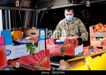 Les soldats de la Garde nationale du Kentucky aident la banque alimentaire du nord du Kentucky à distribuer de l'aide alimentaire en réponse à COVID-19, pénuries alimentaires de coronavirus le 7 avril 2020 à Louisville, Kentucky. Banque D'Images