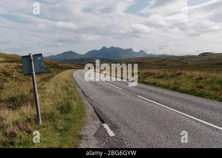 Vide route de haute-terre en Écosse près du Kyle de langue qui fait partie de la route célèbre dans le monde, la Côte nord 500. Banque D'Images