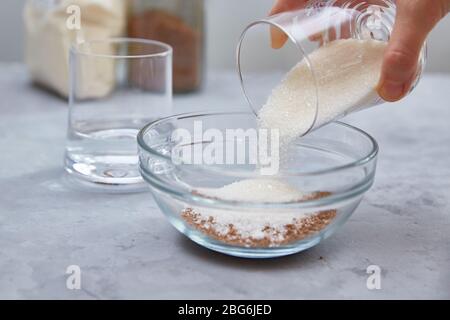 Étape 3. Ajouter le sucre et l'eau pour faire du café de dingue. Boisson coréenne tendance. Cuisson étape par étape. Banque D'Images
