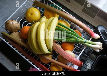 Laver les fruits et légumes frais lors du retour des achats pendant la pandémie Banque D'Images