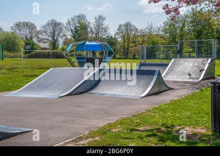 Rampes de skateboard dans un parc de jeux Banque D'Images