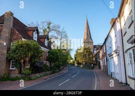 Église des Saints et maisons historiques de High Street, village de Lindfield, West Sussex, Angleterre. Banque D'Images