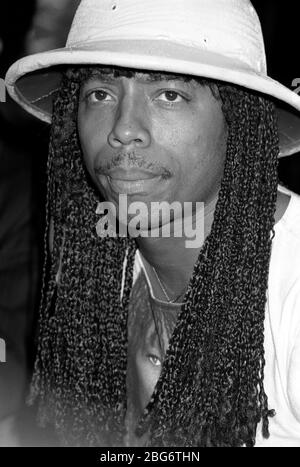 Rick James arrivant pour sa conférence de presse pour promouvoir son nouvel album Throwin' Down. Juin 1982Credit: Scott Weiner/MediaPunch Banque D'Images