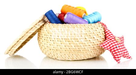 Panier en osier avec accessoires pour la couture isolated on white Banque D'Images