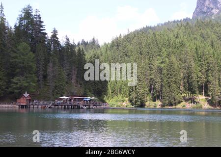 Braies Lake dans les montagnes Dolomites sentier forestier en arrière-plan, Sudtirol, Italie. Le lac Braies est également connu sous le nom de Lago di Braies. Banque D'Images