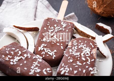 Popsicles de noix de coco dans le glaçage au chocolat Banque D'Images
