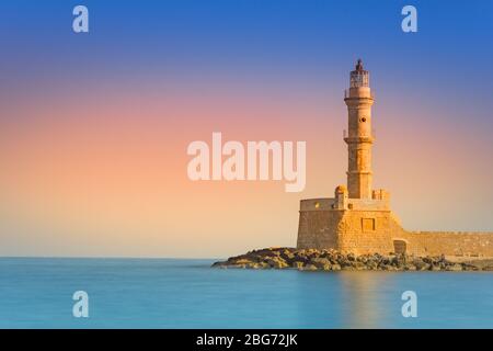 Vue aérienne de la Canée avec le phare, la mosquée, les chantiers navals vénitiens, la Crète, la Grèce. Banque D'Images