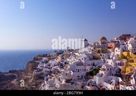 Vue panoramique sur les moulins à vent depuis le château d'Oia dans le village d'Oia, Santorin, Grèce Banque D'Images