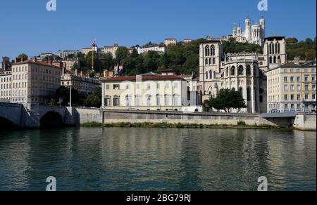 AJAXNETPHOTO. 2018. LYON, AUVERGNE-RHÔNE, FRANCE. - VILLE SUR LES RIVIÈRES RHÔNE/SAÔNE - VUE SUR LA VILLE SUR LE FLEUVE SAONE; EN HAUT À DROITE SE TROUVE LA BASILIQUE NOTRE DAME DE FOURVIERE ET EN FACE, LA CATHÉDRALE SAINT-JEAN BAPTISTE.PHOTO:JONATHAN EASTLAND/AJAX REF:GX8 182009 512 Banque D'Images