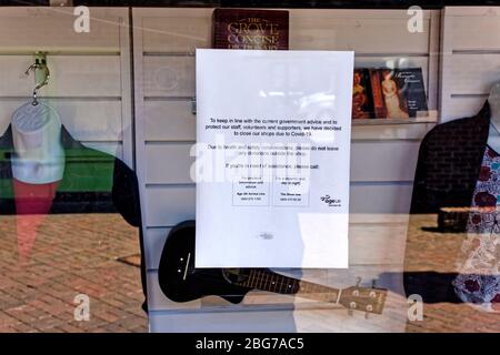 Warminster, Wiltshire / UK - 15 avril 2019: A fermé en raison de Coronavirus signe dans la fenêtre de l'Age UK Charity Shop à Warminster, Wiltshire, Royaume-Uni Banque D'Images