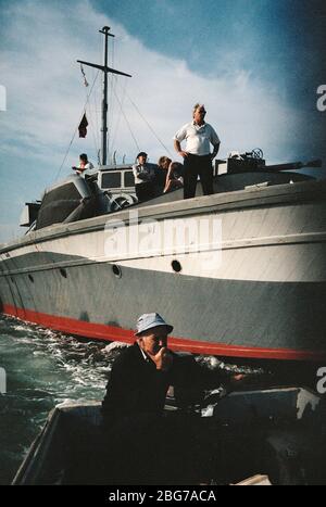 AJAXNETPHOTO. 5 SEPTEMBRE 1995. HAMBLE RIVER, ANGLETERRE. - BATEAU À CANON À MOTEUR RESTAURÉ DE LA SECONDE GUERRE MONDIALE - RESTAURÉ DE LA SECONDE GUERRE MONDIALE MGB 81 (EX MTB 416) REMORQUÉ DE RIVERSIDE BOATYARD À UN NOUVEAU POSTE D'AMARRAGE AU CHANTIER NAVAL UNIVERSEL. PHOTO:JONATHAN EASTLAND/AJAX REF : TC6056 05 14 Banque D'Images