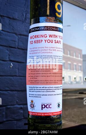 Warminster, Wiltshire / UK - 15 avril 2020:A Wiltshire et Swindon PCC Coronavirus Covid-19 Government Guidance information signer sur un poteau de lampe de rue Banque D'Images