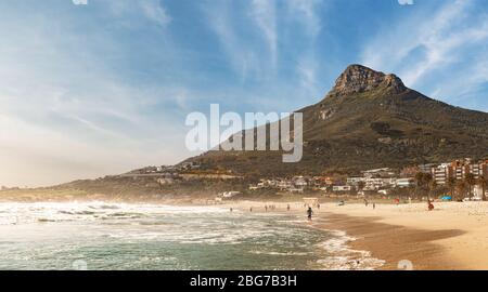 Camps Bay (Cape Town), Soutch Afrique avec un ciel fantastique pendant la saison d'hiver Banque D'Images