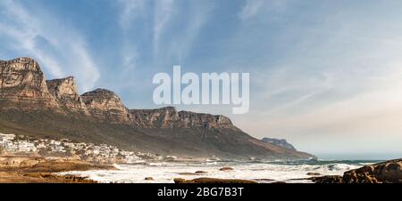 Camps Bay (Cape Town), Soutch Afrique avec un ciel fantastique du Banque D'Images