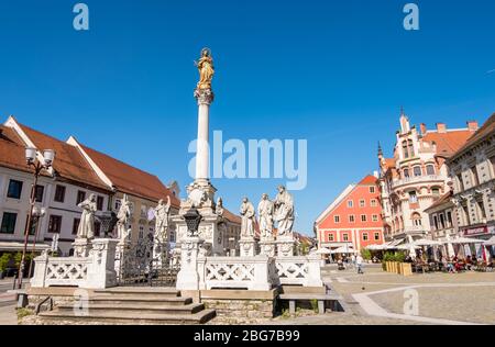 Maribor, Slovénie - 09 août 2019 : colonne de peste avec Sainte Vierge Marie et apôtres statues situées sur la place principale de Maribor Banque D'Images