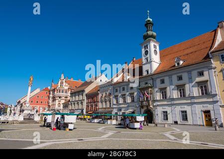 Maribor, Slovénie - 09 août 2019 : place principale à Maribor avec l'hôtel de ville de Maribor et la colonne de la peste Banque D'Images