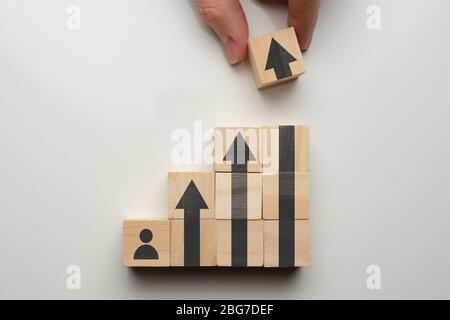 Concept de croissance de carrière. Cubes en bois en haut avec flèches. Gros plan. Banque D'Images