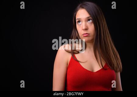 Jeune femme multi-ethnique belle sur fond noir Banque D'Images