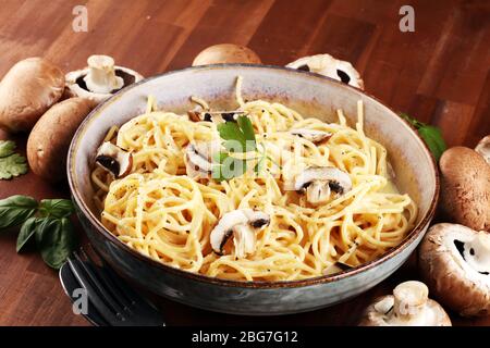 pâtes aux champignons, aux herbes fraîches et au parmesan dans le bol Banque D'Images