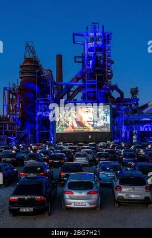 Cinéma en voiture Dortmund, dans le contexte de l'ancienne usine de production de haut fourneaux Phoenix-West à Dortmund-Hörde, projection de films temporaire, événement en co Banque D'Images