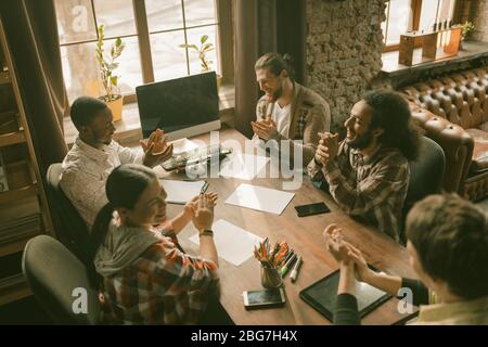 Applaudit l'équipe après un brainstorming réussi Banque D'Images