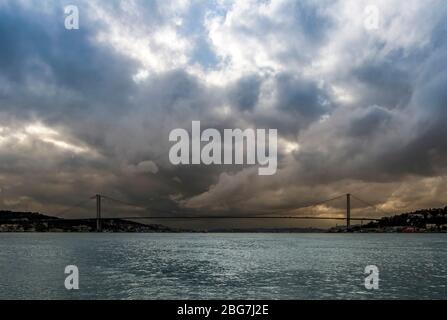 Istanbul, Turquie, 19 décembre 2017 : Pont du Bosphore, Uskudar Banque D'Images