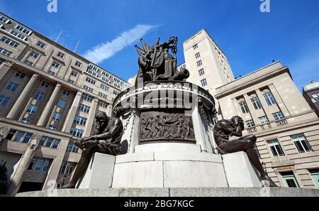 Monument Nelson, statue, à Exchange Flags, bâtiments, Horton House, Walker House, 1 Exchange Flags, Liverpool, Merseyside, Angleterre, Royaume-Uni, 3 XN de niveau 2 Banque D'Images