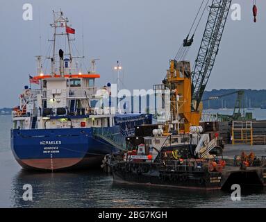 Navire Herakles Monrovia à Poole Harbour, Dorset, Angleterre, Royaume-Uni Banque D'Images